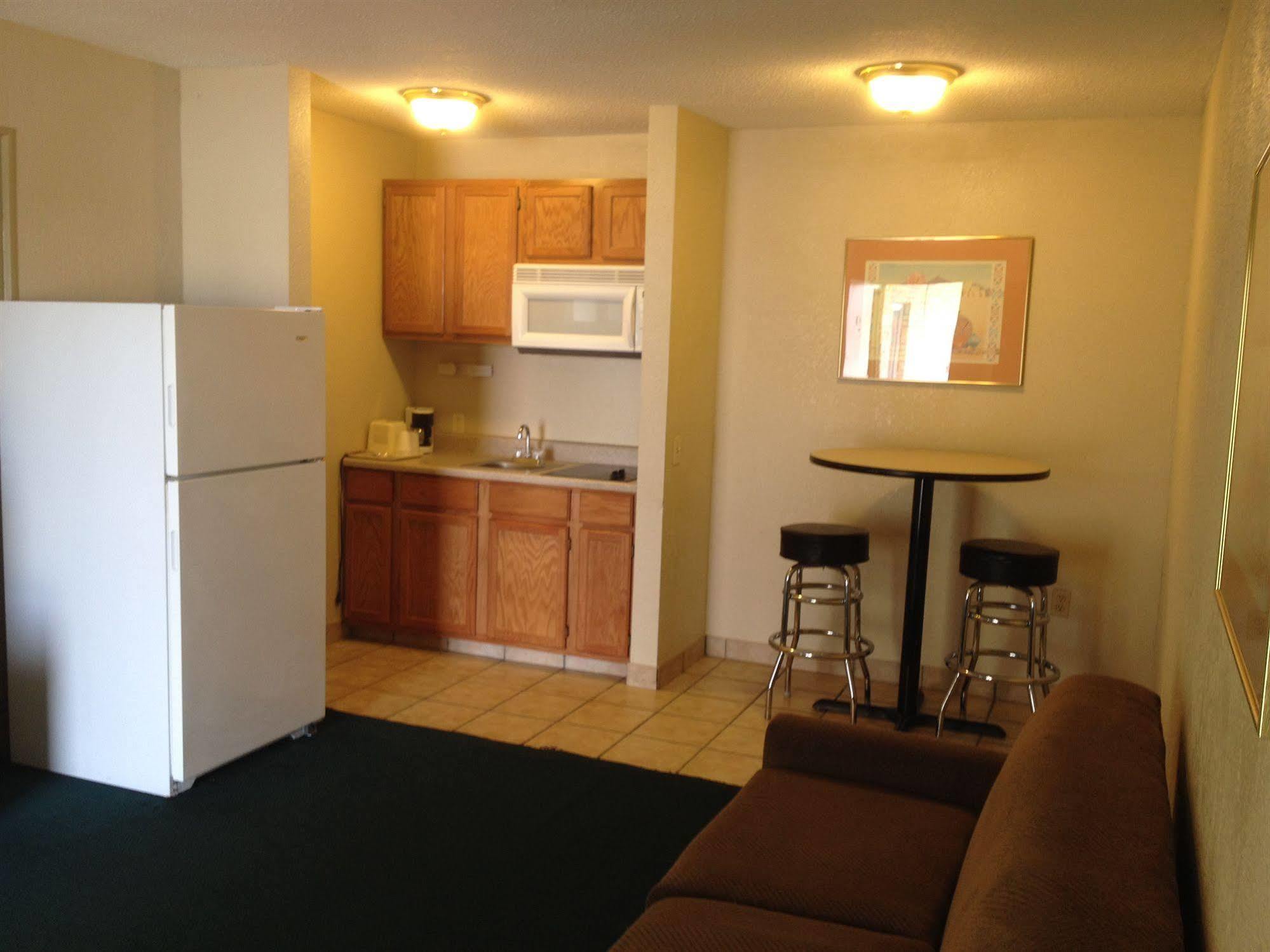 America'S Best Inn And Suites Emporia Extérieur photo