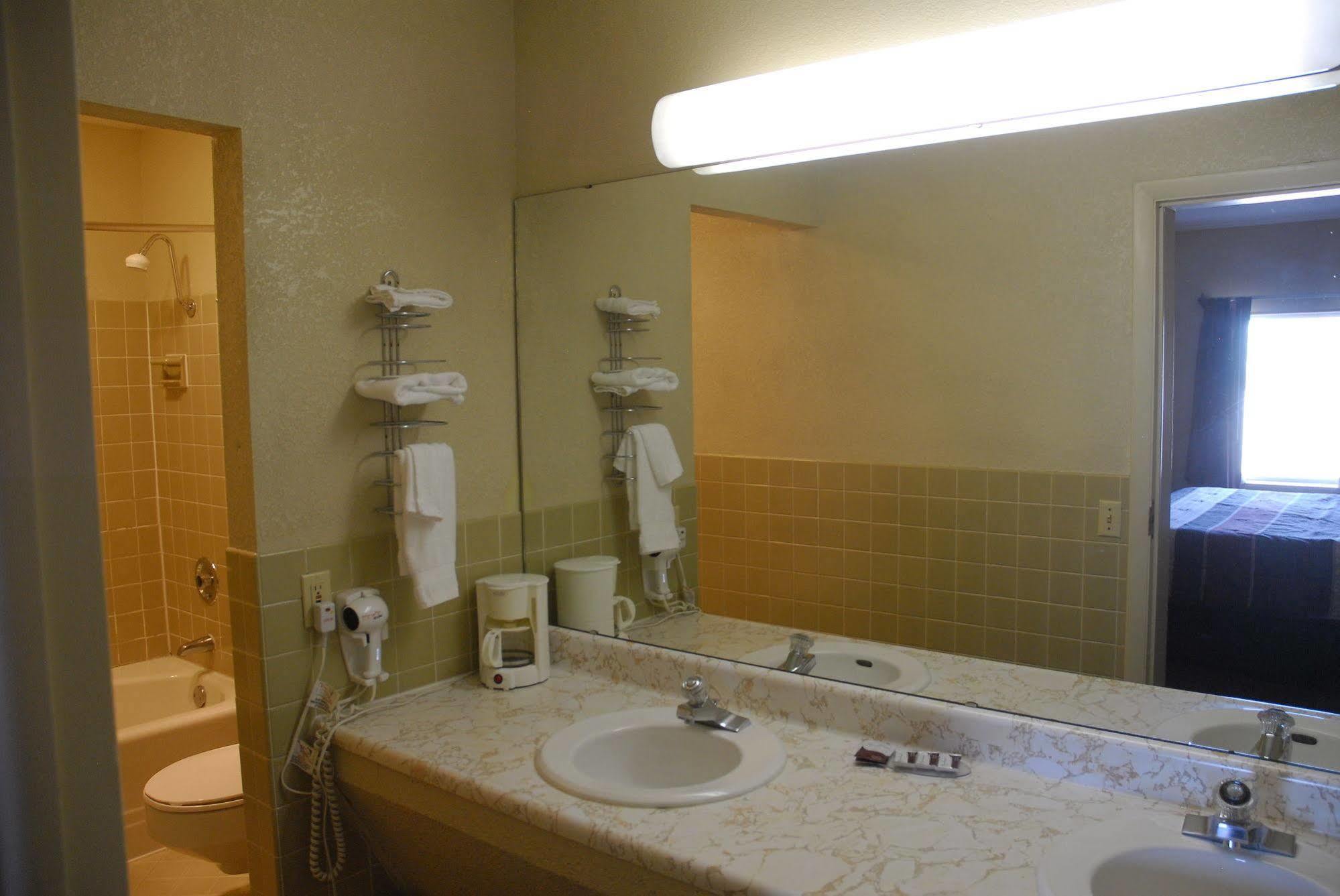 America'S Best Inn And Suites Emporia Extérieur photo