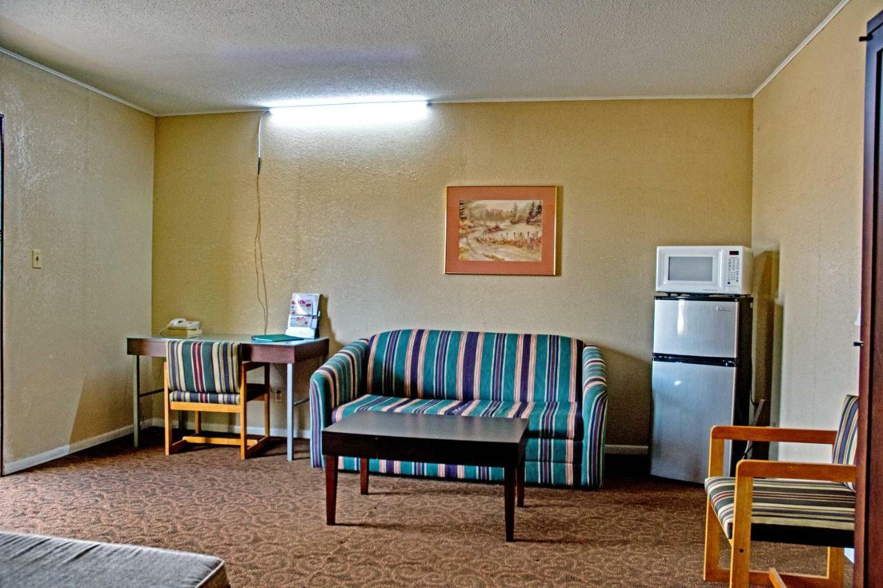 America'S Best Inn And Suites Emporia Extérieur photo